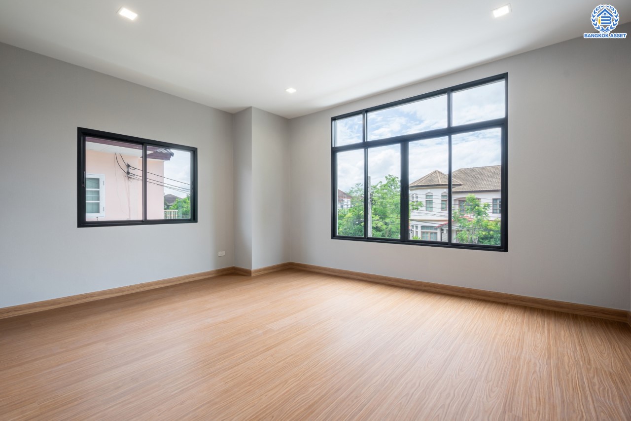 บ้านมือสองตกแต่งใหม่ ม.ราชพฤกษ์ บางบอน4 ตกแต่งหรูหรา ดีไซน์ Classic เนื้อที่ 100.5 ตร.ว. ฟังก์ชัน 3 ห้องนอน 4 ห้องน้ำ 1 ห้องแม่บ้าน จอดรถได้ 2 คัน พื้นที่สนามหญ้ากว้างกว่า 216 ตร.ม. บนทำเลศักยภาพ เชื่อมต่อหลายเส้นทาง ใกล้เดอะมอลล์บางแค จุดขึ้นทางด่วน "เพชรเกษม" และรถไฟฟ้าสายสีน้ำเงิน "สถานีหลักสอง"